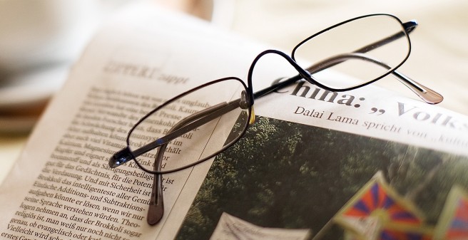 Aufenthalt Zeitung Brille