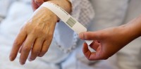 Jeder Patient erhält ein individuelles Patientenarmband.