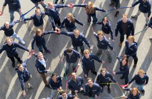 Menschen halten sich an den Händen und bilden ein Netz