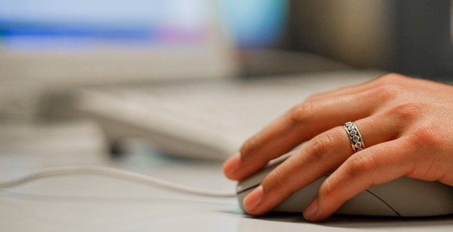 Hand auf einer Computermaus