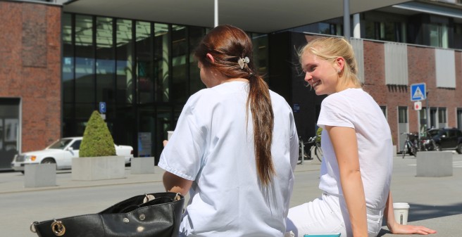 Personal vor dem Haupteingang der Klinik