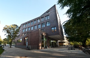 Campus Lehre (N55) vor blauem Himmel 