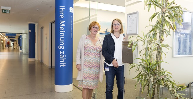 LBM-Team vor dem Büro Ihre Meinung zählt