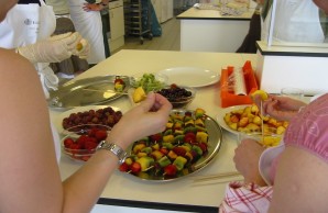 Mehrere Personen bereiten einen Salat vor (Bild: P. Kuhlemann-Bonn, UKE)