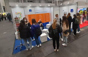 Messestand der UKE-Akademie für Bildung und Karriere mit Besucher:innen