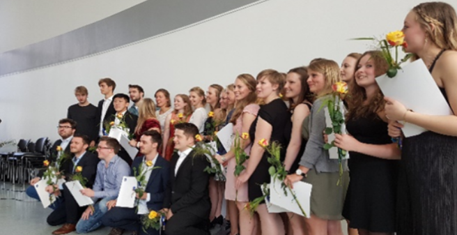 Gruppenbild mit Absolventinnen des Studienganges Physiotherapie dual