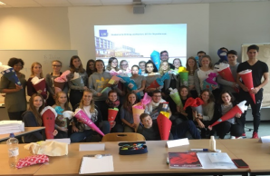 Gruppenfoto von Studierenden im Studiengang Physiotherapie dual, alle mit einer Schultüte in der Hand