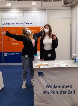 zwei Frauen stehen am Messestand