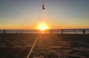 Sonnenuntergang am Strand mit Blick auf's Meer