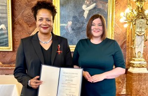 Prof. Dr. Marylyn Addo mit Bundesverdienstkreuz, daneben Hamburgs Wissenschafssenatorin Katharina Fegebank