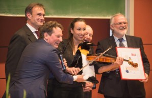 Eckard von Hirschhausen vergiebt den Preis für heilsame Stimmung im Krankenhaus