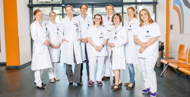 Das Team um Klinikleiterin Prof. Dr. Barbara Schmalfeldt (l.) und Priv.-Doz. Dr. Isabell Witzel (3. v. l.) berät und behandelt