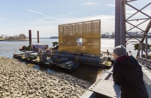  „Entenwerder 1“: Das in der Elbe schwimmende Café lädt dazu ein, einfach mal die Füße hochzulegen & den Blick schweifen zu lassen 