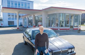 Die Oldtimer-Tankstelle Brandshof scheint aus der Zeit gefallen zu sein. Hier treffen sich Automobilisten wie Prof. Heydecke mit seinem alten Jaguar