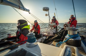 Seglerinnen auf Deck, ruhige See