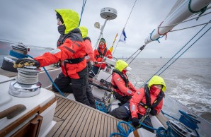 Segelrebellen, das Boot kippt nach rechts, die Seglerinnen halten gegen, ganz entspannt