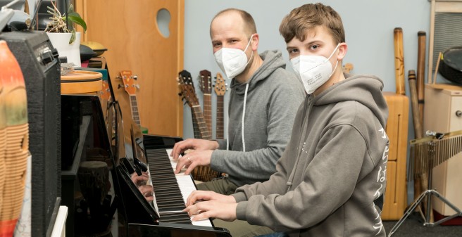 In seiner Freizeit macht Leon Kickboxen, hört gern Musik und spielt Klavier