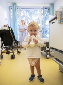 Kian mit seiner Mutter im Patientenzimmer