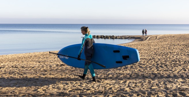 „Ich gehöre ans Meer“, sagt sie und trägt ihr Stand-up-Paddling-Board über die Straße.