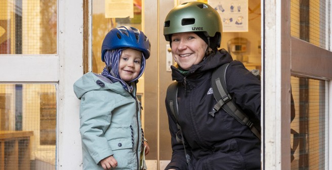 Mit voller Energie in den Tag: Anne Laubach und Sohn Enno (2) gut gelaunt auf dem Weg in die Kita