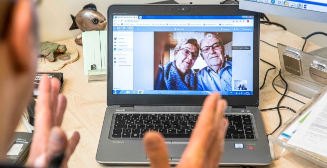 Prof. Buhmann bei der Videosprechstunde