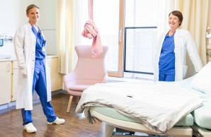 Dr. Diemert und Dr. Tallarek stehen mit großem Abstand zueinander im Kreißsaal.