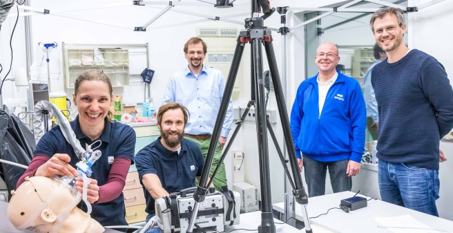 Dr. Stefanie Beck, Dr. Christoph Doehn, Dr. Philipp Breitfeld, Kai Bremer, KLE, in blau, ganz rechts, Christoph Süss-Havemann, BremerTröpfchenverteilung, Forschungsprojekt, untersucht wird Tröpfchenverteilung bei Benutzung unterschiedlicher Masken, normal gebunden, festgeklebt, Beatmungsmasken, es soll festgestellt werden, welches Infektionsrisiko trotz Maske besteht.