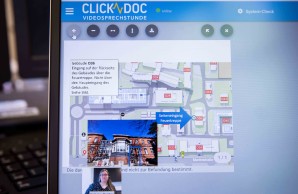 Auf einem Montior wird ein Gespräch simuliert. Der Betrachter sieht, die Anruferin, den Lageplan des UKE und liest Hinweise, die für den Zugang zum ausgewählten Gebäude wichtig sind. 