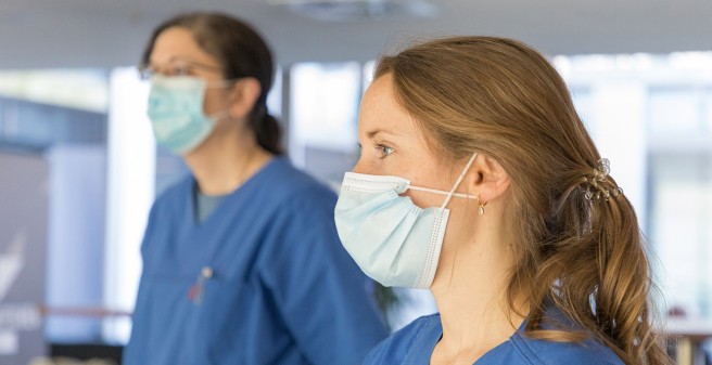 Teilnehmerinnen mti Atemschutzmasken während einer Hygiene Fortbildung