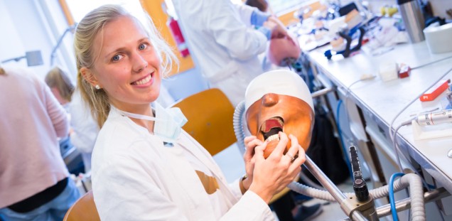 Drittes Semester Zahnmedizin, Phantomkurs: Isabell legt hier die Basis für ihre berufliche Zukunft. Danach geht’s zum Training...