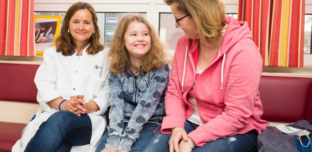 Dr. Urda Gottschalk (l.) hat Emilia während ihrer Wartezeit auf der Kinderherzintensivstation eng betreut