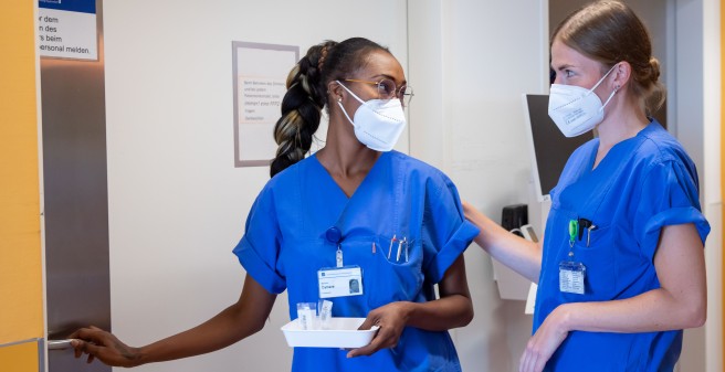 Im Rahmen der EQ ist Mariama Camara auf der Stroke Unit des UKE im Einsatz