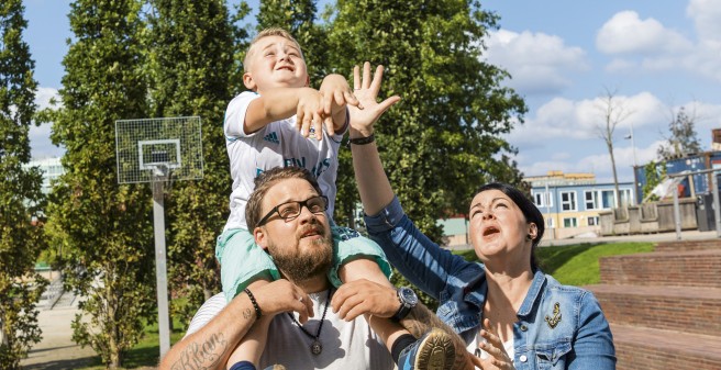 Genießen die neue Zeit zusammen: Kilian,  Mutter Miriam und Vater Marcel Ahrens