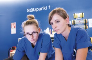 Julia Winter und ihre Kollegin Antonia Thiele stimmen sich über die Triagierung der Patienten ab