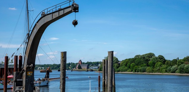 Fischfang und Schiffbau sind untrennbar mit Finkenwerders Historie verbunden. Heute liegen im Hafen alte Kutter neben modernen Sportbooten