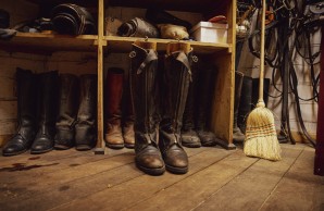 Parkinson - Die braunen Reitstiefel des Polospieler Thomas Winter stehen auf dem rustikalen Dielenboden