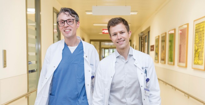 Prof. Dr. Evaldas Girdauskas (r.) rekonstruiert defekte Herzklappen, Priv.-Doz. Dr. Christoph Sinning betreut die Patienten