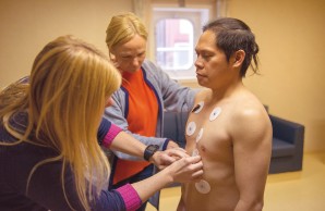 Ein Seemann wird von Nicola Westerhoff (l.) und Dr. Susanne Langer-Böhmer für ein Belastungs-EKG vorbereitet