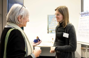 eine Mitarbeiterin des UKE unterhält sich mit einer Teilnehmerin