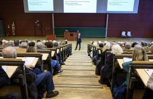 Blick aus dem gut besuchten Hörsaal auf die Montiore und Prof. Dr. Karl-Heinz Frosch 