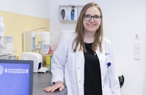 Priv.-Doz. Dr. Nicole Muschol, Klinik für Kinder- und Jugendmedizin des UKE, lächelt in die Kamera