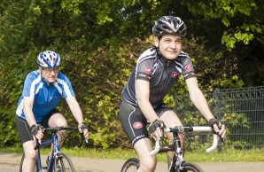 Simon Arndt auf dem Rennrad, mit Abstand folgt sein Vater