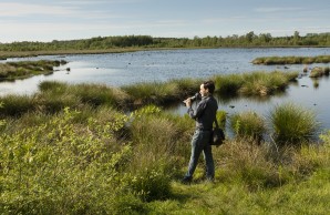 Stimmungsvoller Blick über ein Moor, Simon Arndt mit Kamera