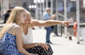 Helen zeigt auf etwas, ihre Schwester Emily Cohrs blickt in die gleiche Rechnung