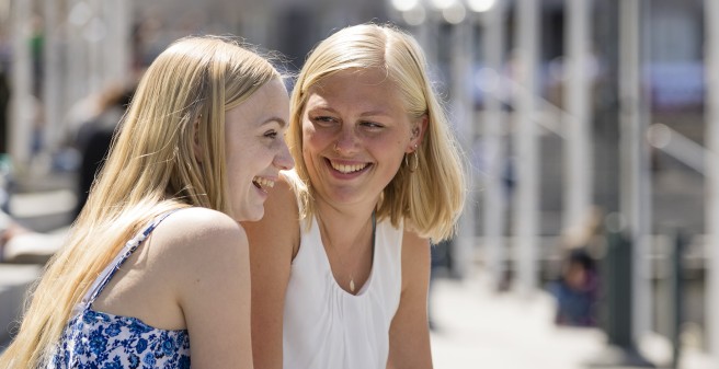 Emily und Helen Cohrs lächeln sich an