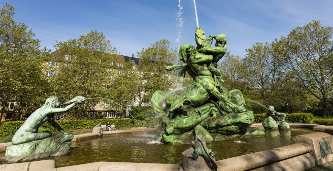 Stuhlmannbrünnen, Gesamtansicht auf die Zentauren und Wasserwesen