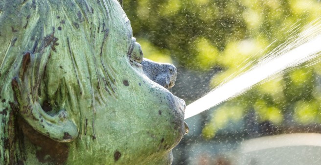 Detail des Stuhlmannbrunnens, Kopf mit aufgeblasenen Backen sprüht Wasser