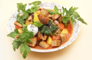 Gemüse-Brot-Suppe Ribollita mit Mozzarella