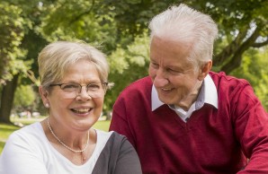 Peter Seifert und Frau sitzen im Grünen, er lächelt sie an, Frau Seifert lächelt in die Kamera. Ein Sommertag