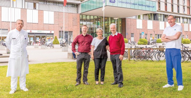 Prof. Kluge und Frank Sieberns stehen links und rechts der Familie Seifert vor dem UKE. Mit großem Abstand